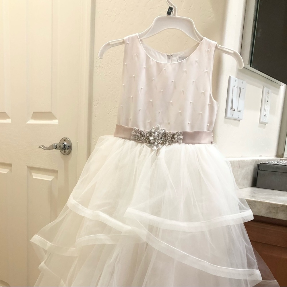 Girl dress. Very chic!